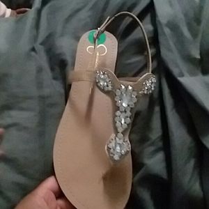 *Brand new*NEVER WORN tan sandals